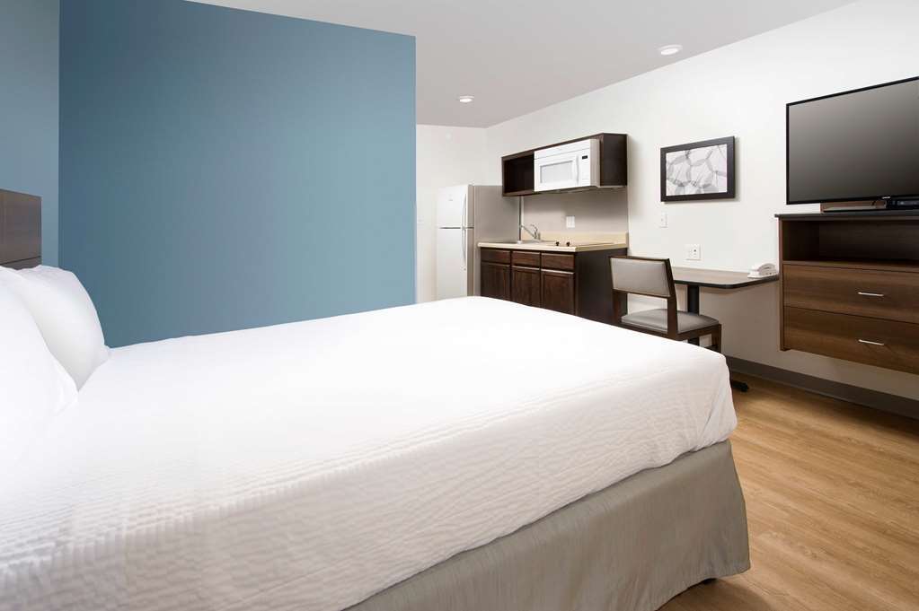 Woodspring Suites Carol Stream - Chicago Room photo